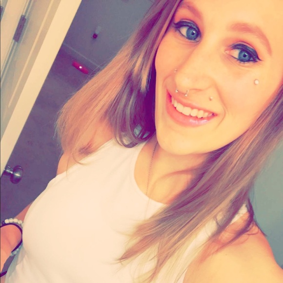 Meet your Posher, Emilie - Picture 2 of 3